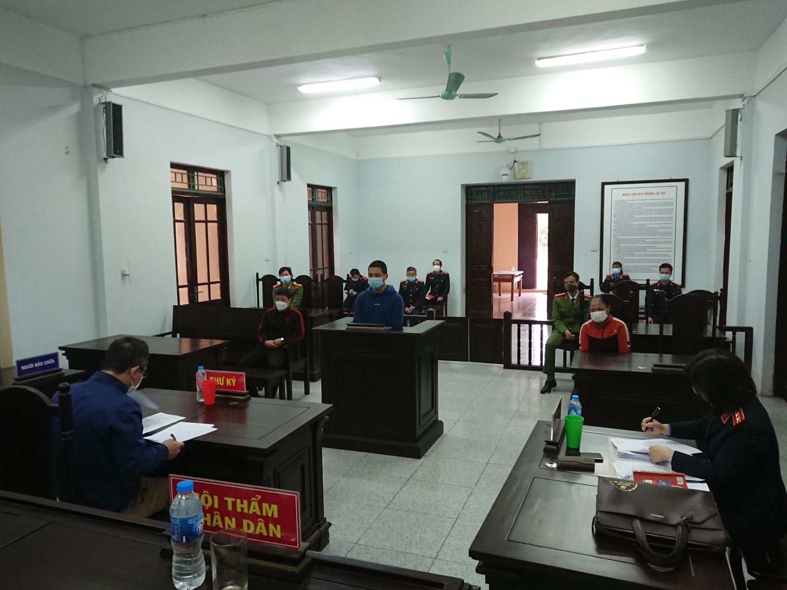 Viện kiểm sát nhân dân huyện Ân Thi tăng cường công tác đào tạo tại chỗ thông qua việc Lãnh đạo Viện trực tiếp thực hành quyền công tố, kiểm sát xét xử sơ thẩm vụ án hình sự để rút kinh nghiệm
