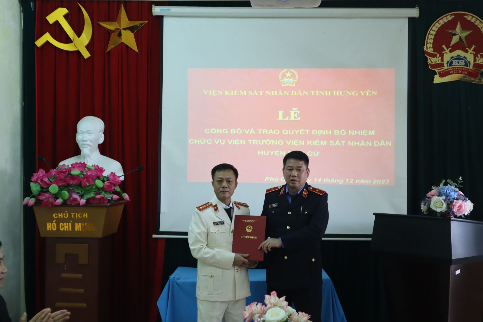 Lễ công bố và trao Quyết định điều động, bổ nhiệm Viện trưởng VKSND huyện Phù Cừ