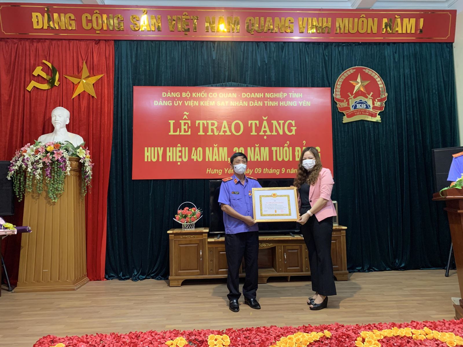 ĐẢNG BỘ VIỆN KSND TỈNH HƯNG YÊN TỔ CHỨC LỄ TRAO HUY HIỆU ĐẢNG CHO ĐỒNG CHÍ DƯƠNG VĂN CẢNH, BÍ THƯ BAN CÁN SỰ ĐẢNG, VIỆN TRƯỞNG VKSND TỈNH VÀ ĐỒNG CHÍ VŨ ĐÌNH HƯƠNG UỶ VIÊN BAN CÁN SỰ ĐẢNG, TRƯỞNG PHÒNG TỔ CHỨC CÁN BỘ 