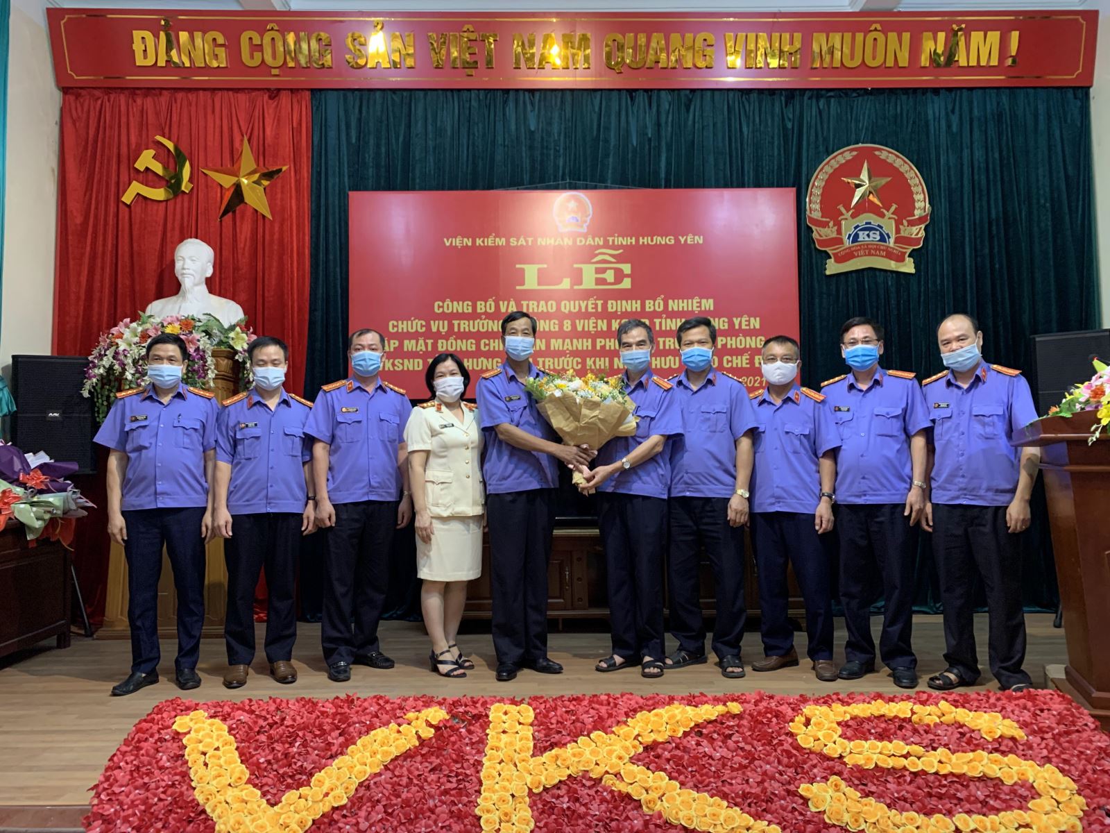CÔNG BỐ VÀ TRAO QUYẾT ĐỊNH VỀ CÔNG TÁC CÁN BỘ   GẶP MẶT CÔNG CHỨC TRƯỚC KHI NGHỈ HƯU