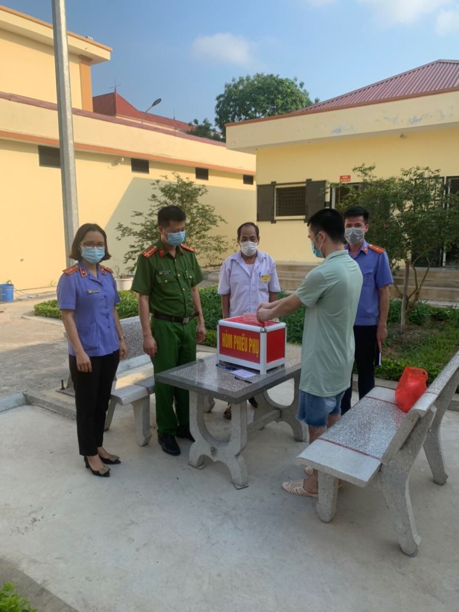 Viện kiểm sát nhân dân huyện Yên Mỹ phối hợp đảm bảo  quyền bầu cử của người bị tạm giữ, tạm giam tại Nhà tạm giữ Công an Huyện 