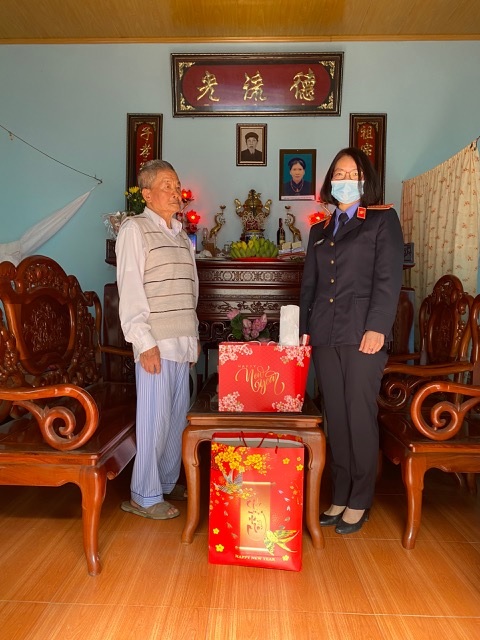 Lãnh đạo Viện KSND thị xã Mỹ Hào chúc tết các cán bộ hưu trí ngành kiểm sát nhân dân trên địa bàn.