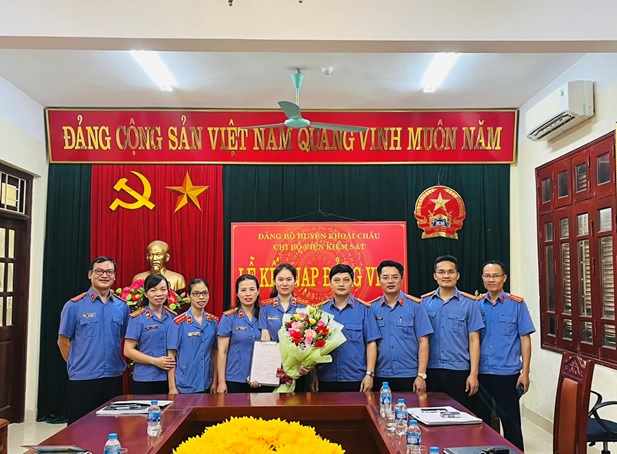 Chi bộ Viện kiểm sát nhân dân huyện Khoái Châu tổ chức Lễ kết nạp đảng viên mới