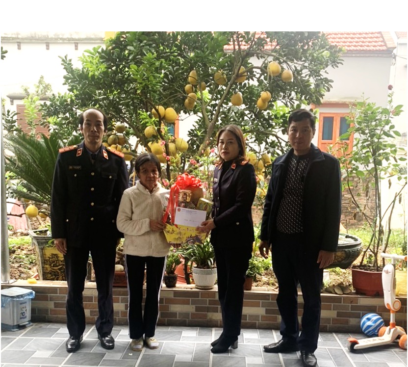 Viện kiểm sát nhân dân huyện Ân Thi thực hiện chương trình “Tết vì người nghèo và nạn nhân chất độc màu da cam” xuân Giáp Thìn 2024
