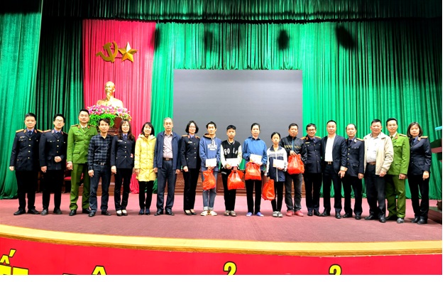 Phòng 2 Viện KSND tỉnh phối hợp tặng quà Tết cho các gia đình có hoàn cảnh khó khăn trên địa bàn huyện Yên Mỹ