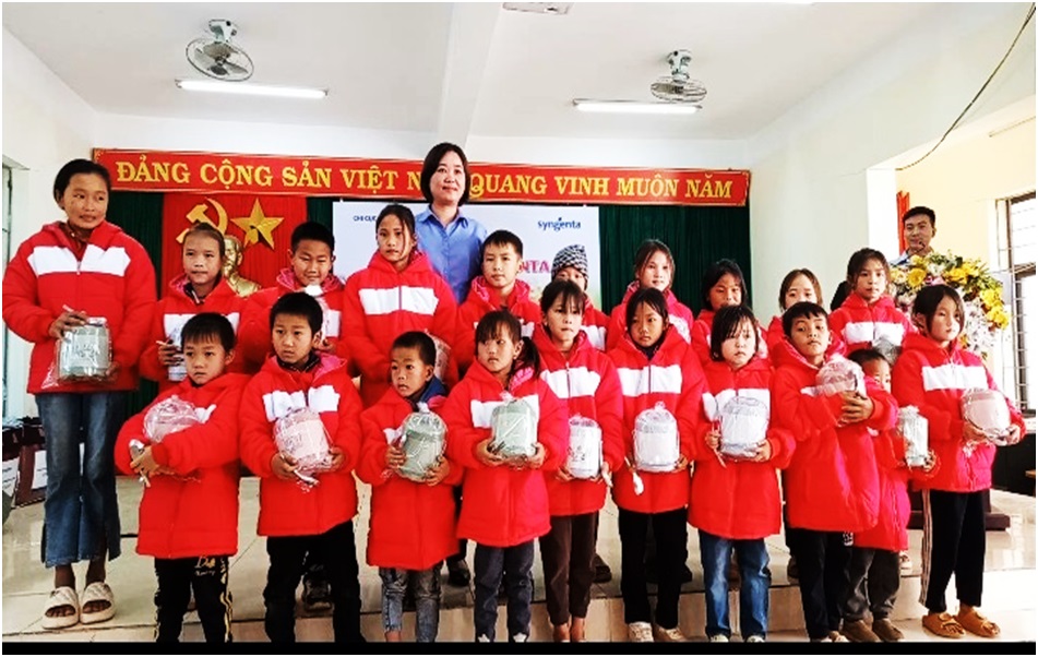 PHÒNG KIỂM SÁT GIẢI QUYẾT ÁN DÂN SỰ - HÀNH CHÍNH, VIỆN KSND TỈNH HƯNG YÊN: PHỐI HỢP, TẶNG QUÀ CHO CÁC EM HỌC SINH, CÁC GIA ĐÌNH CÓ HOÀN CẢNH KHÓ KHĂN DỊP TẾT ĐẾN XUÂN VỀ