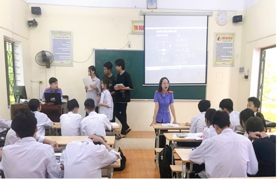 Viện kiểm sát nhân dân huyện Phù Cừ kết hợp tuyên truyền chào mừng kỷ niệm 64 năm ngày thành lập ngành kiểm sát nhân dân (26/7/1960-26/7/2024) trong tuyển sinh vào trường Đại học Kiểm sát Hà Nội.
