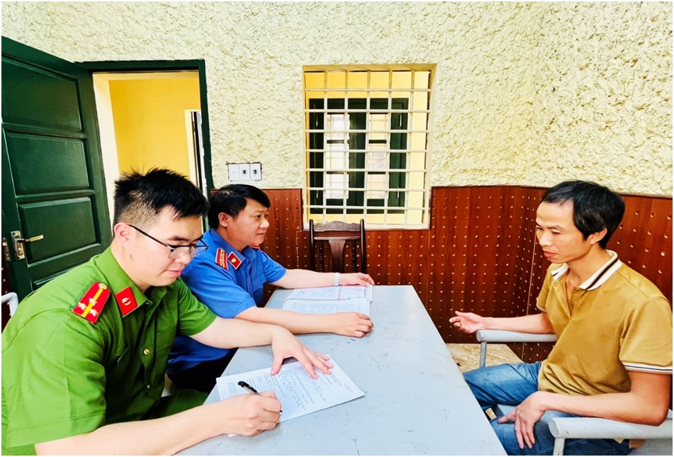 Viện kiểm sát nhân dân huyện Tiên Lữ phê chuẩn quyết định khởi tố bị can, lệnh tạm giam đối tượng nhiều lần “phóng hỏa” đốt nhà “con nợ”