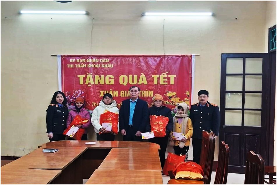 Viện KSND Khoái Châu tặng quà các hộ nghèo và học sinh có hoàn cảnh khó khăn trên địa bàn thị trấn Khoái Châu nhân dịp Tết Nguyên đán 