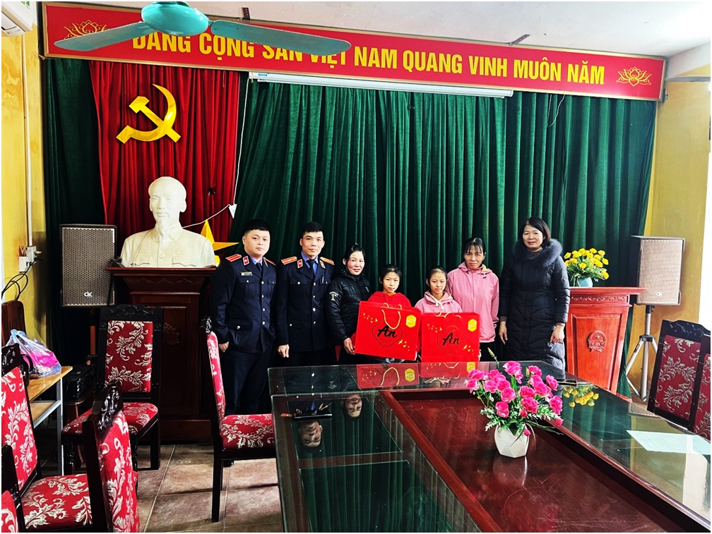 Viện KSND huyện Tiên Lữ thực hiện chương trình “Tết Giáp Thìn – Trao gửi yêu thương”
