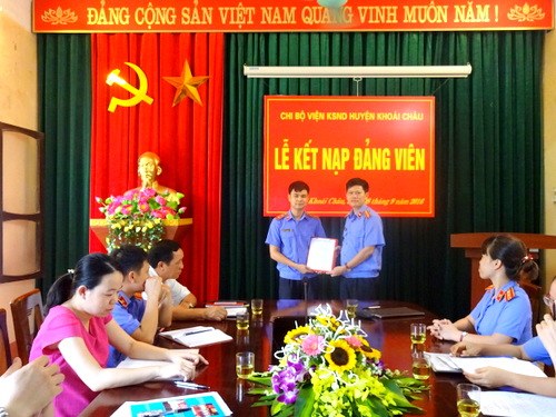 Chi bộ Viện kiểm sát nhân dân huyện Khoái Châu kết nạp 2 đảng viên mới