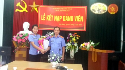 Chi bộ Viện kiểm sát nhân dân huyện Văn Giang tổ chức Lễ kết nạp đảng viên mới