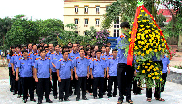Viện trưởng VKSND tỉnh Hưng yên dâng hương và trồng cây lưu niệm tại Công viên Hoàng Quốc Việt - TP Bắc Ninh