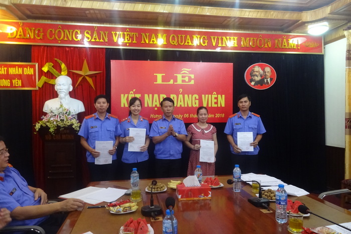 Chi bộ Văn phòng tổng hợp, thống kê tội phạm và Công nghệ thông tin tổ chức lễ kết nạp đảng viên cho 4 đồng chí