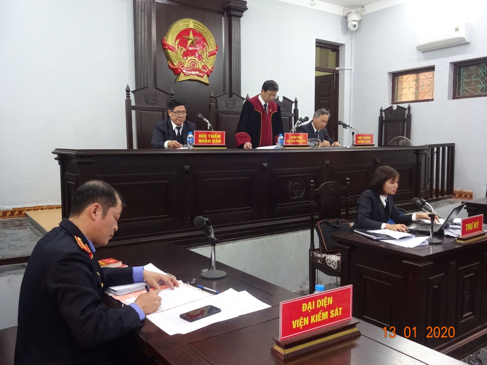 BẢN ÁN CHO CÁC BỊ CÁO PHẠM TỘI BẮT, GIỮ NGƯỜI TRÁI PHÁP LUẬT ĐỂ ĐÒI NỢ VÀ CÔNG NHIÊN CHIẾM ĐOẠT TÀI SẢN