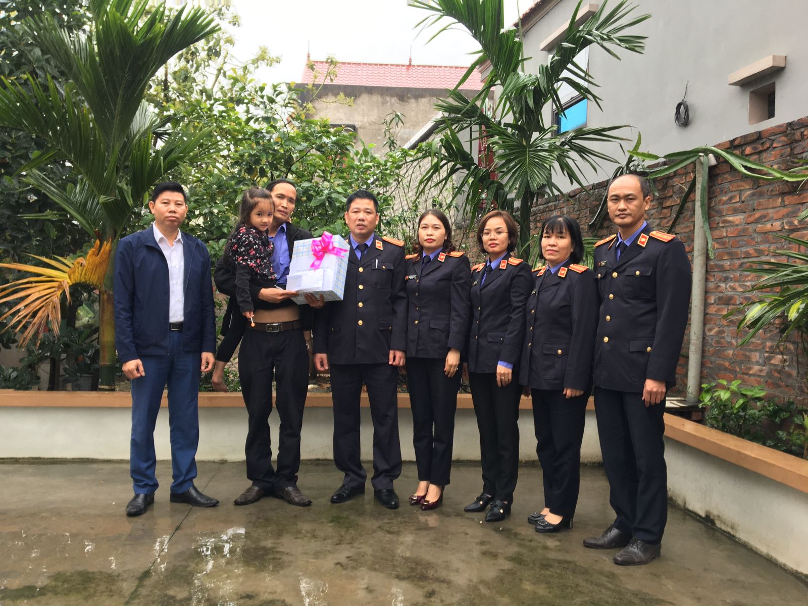 BAN VÌ SỰ TIẾN BỘ CỦA PHỤ NỮ NGÀNH KIỂM SÁT TỈNH HƯNG YÊN  VÀ CÔNG ĐOÀN HAI CẤP TỈNH HƯNG YÊN THĂM, TẶNG QUÀ  GIA ĐÌNH ĐOÀN VIÊN CÔNG ĐOÀN CÓ HOÀN CẢNH KHÓ KHĂN