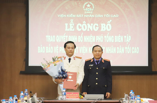 Trao Quyết định bổ nhiệm Phó Tổng Biên tập Báo Bảo vệ pháp luật